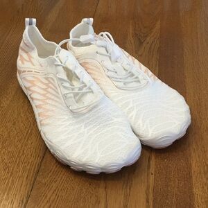 HF Active barefoot shoes in white with peach accents. Size 41. Wide toe box!